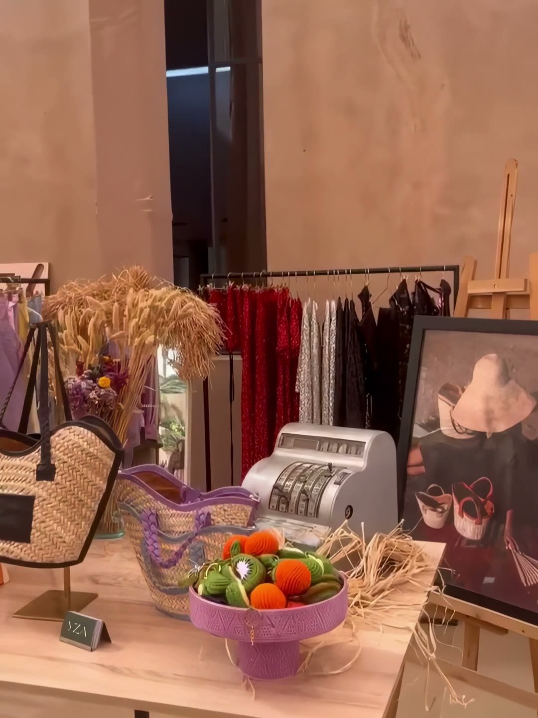 Plan de travail à l’atelier YZA — raphia, ciseaux, café
