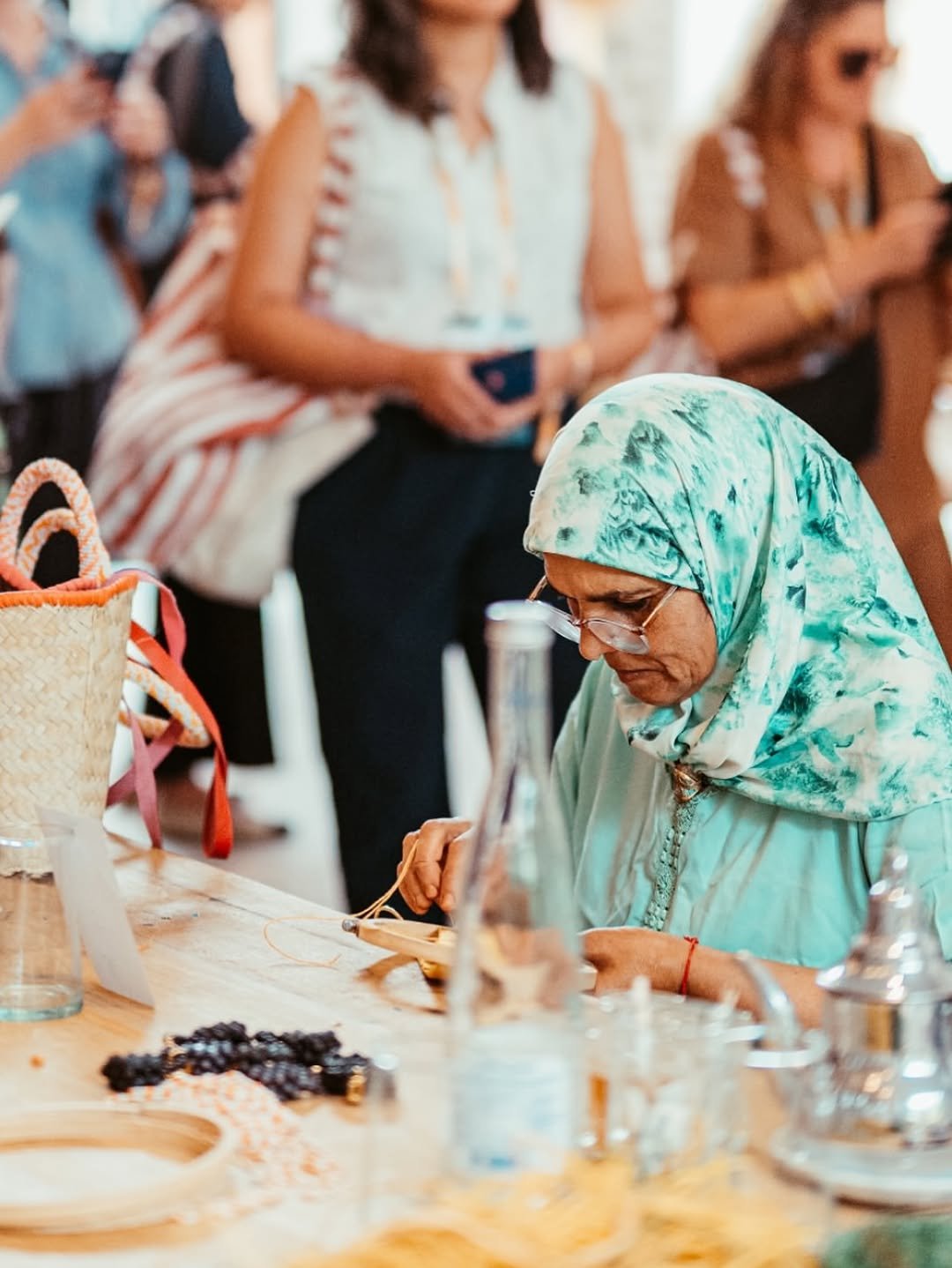 Une artisane de l’atelier YZA façonnant un bijou à la main, Marrakech