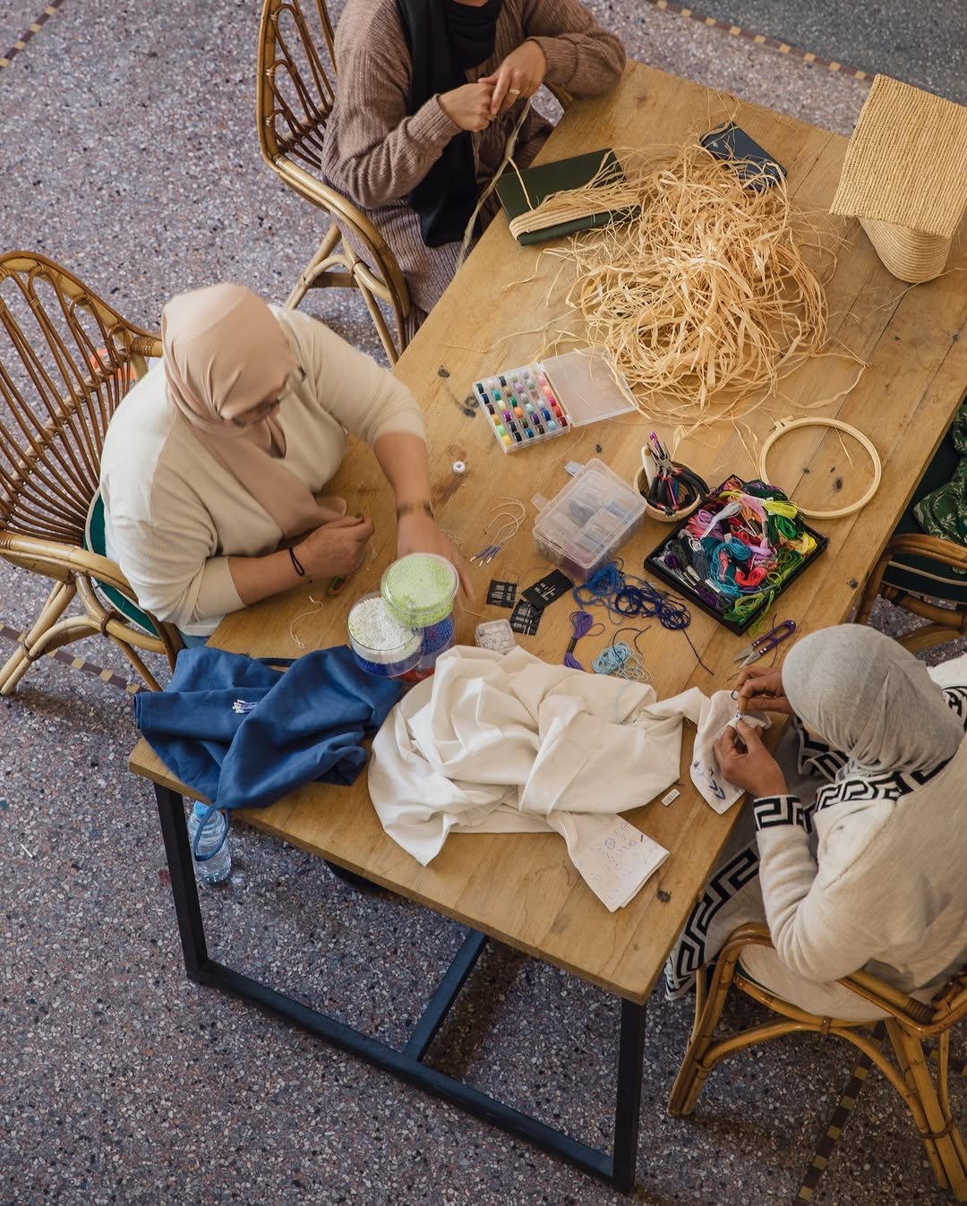 Broderie et perlage à la main, vue de dessus, à l’atelier YZA