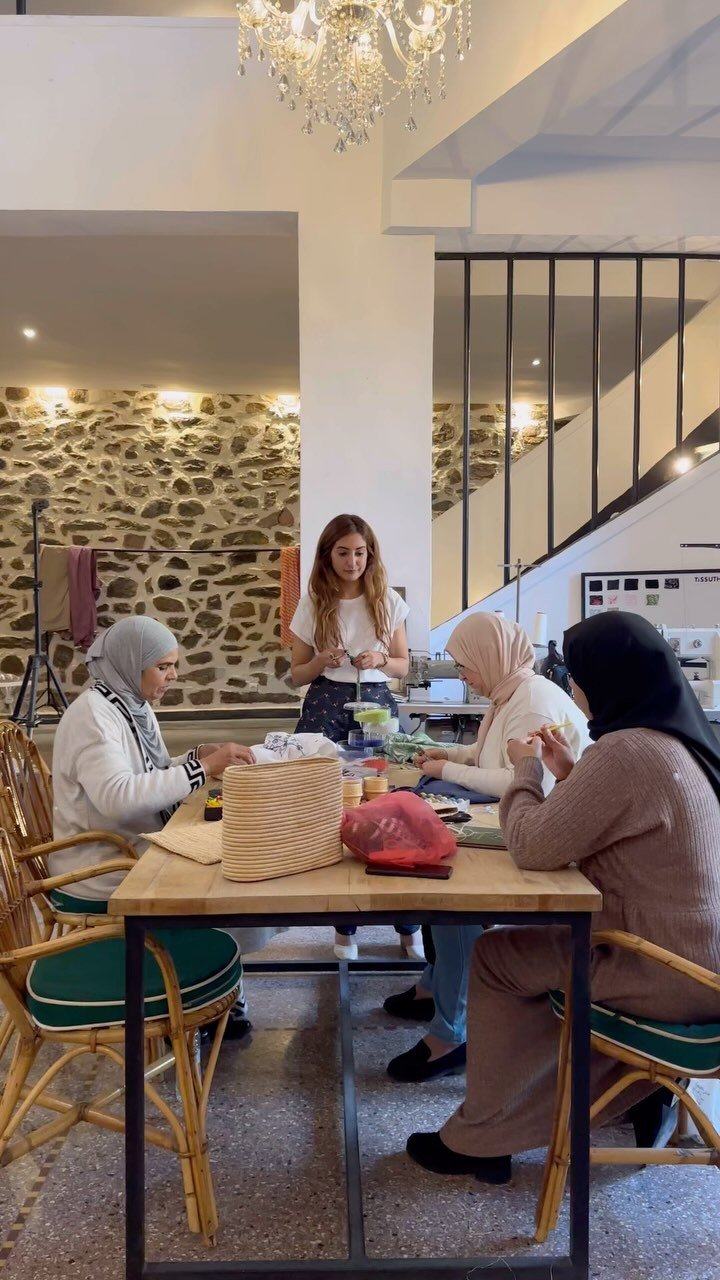 La fondatrice et les artisanes de YZA autour de la table de l’atelier à Guéliz