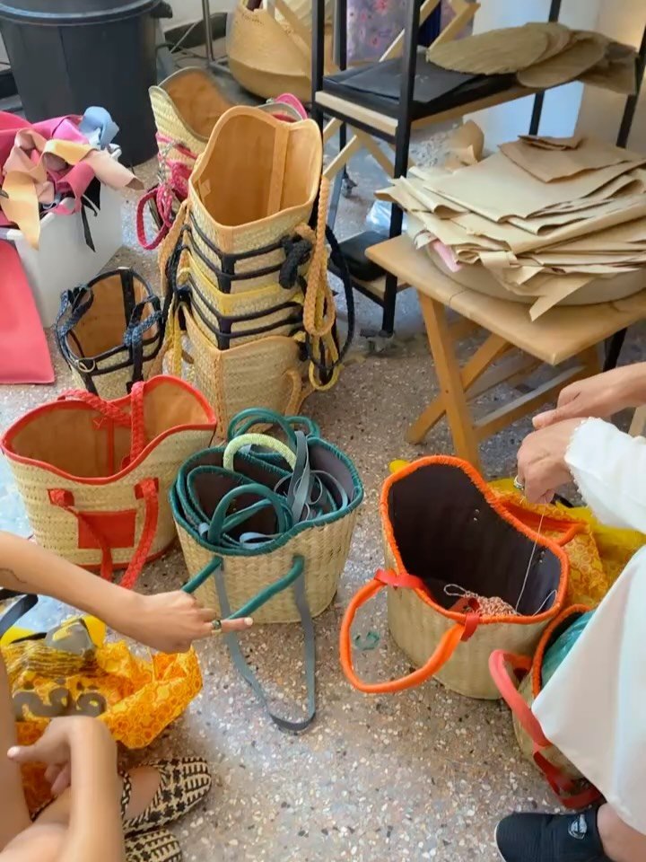 Paniers en cours d’assemblage à l’atelier YZA — anses en cuir et raphia