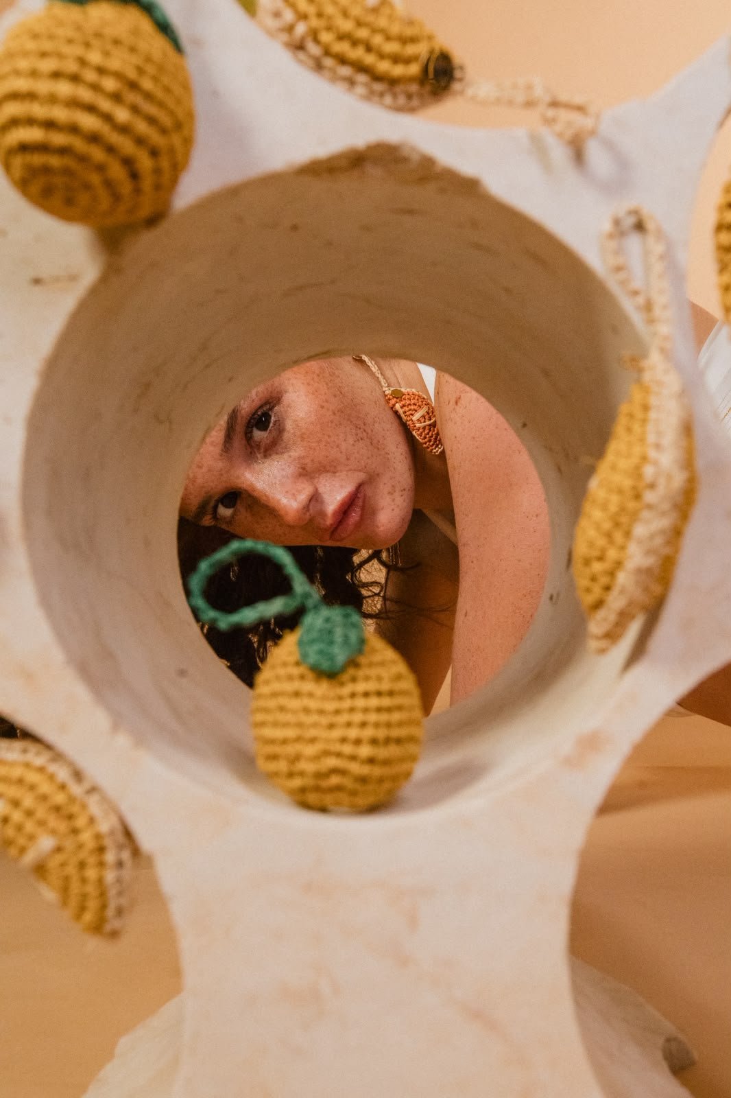 Modèle vue à travers un panier décoré de charms citrons