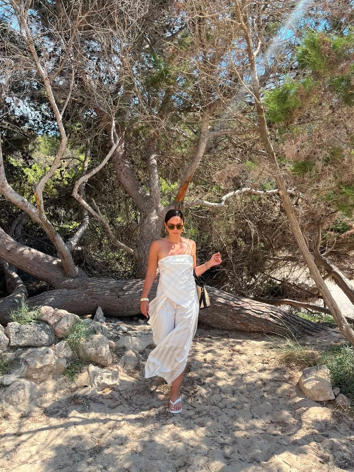 Tenue Jawhara blanche portée en extérieur à Marrakech