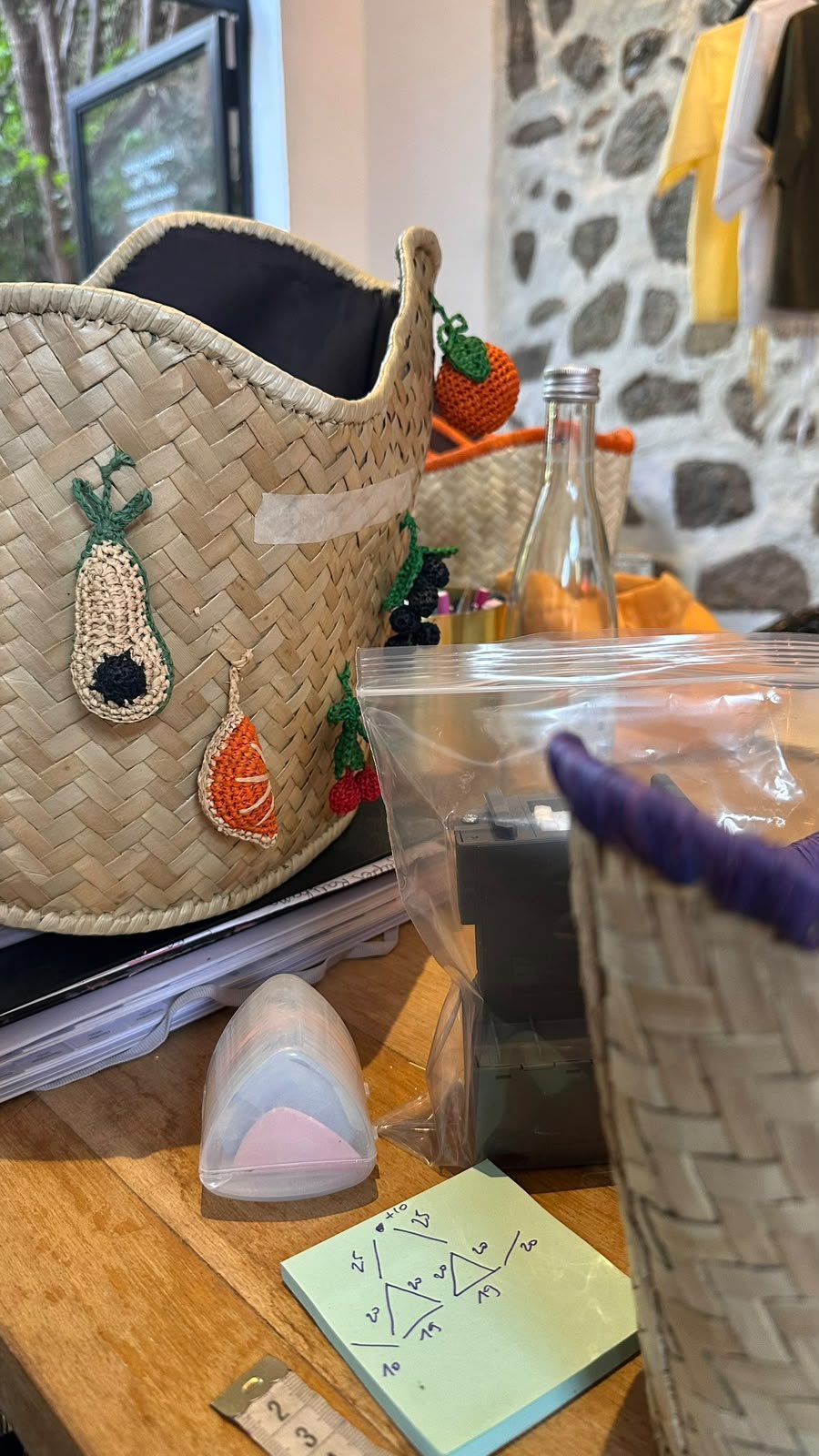 Panier décoré de charms et outils de fabrication sur une table de l’atelier