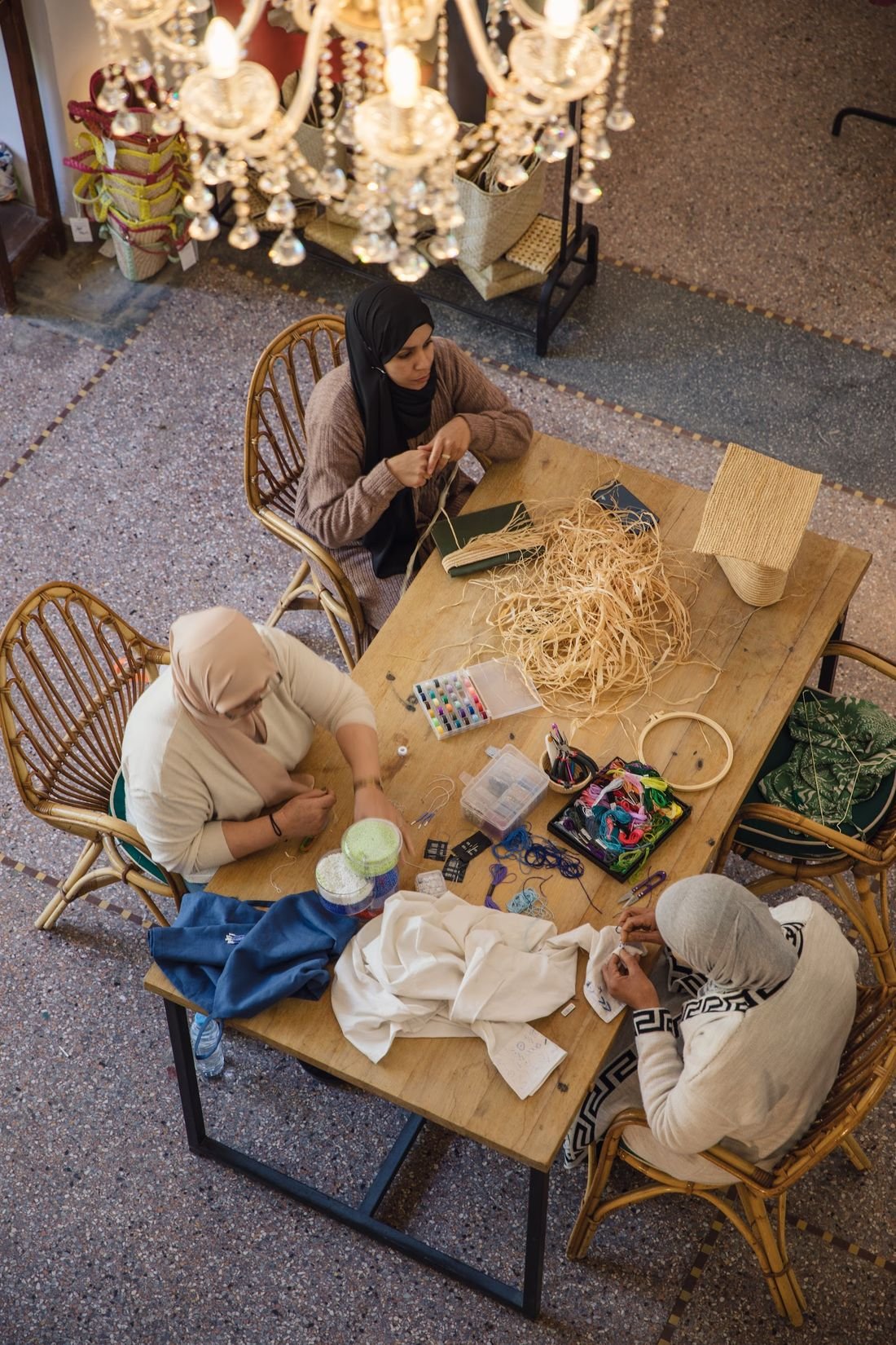 Les artisanes de l’atelier YZA au travail, vues de dessus — Guéliz, Marrakech