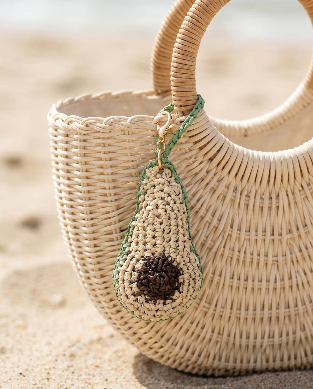 Charm avocat en raphia YZA porté sur un sac