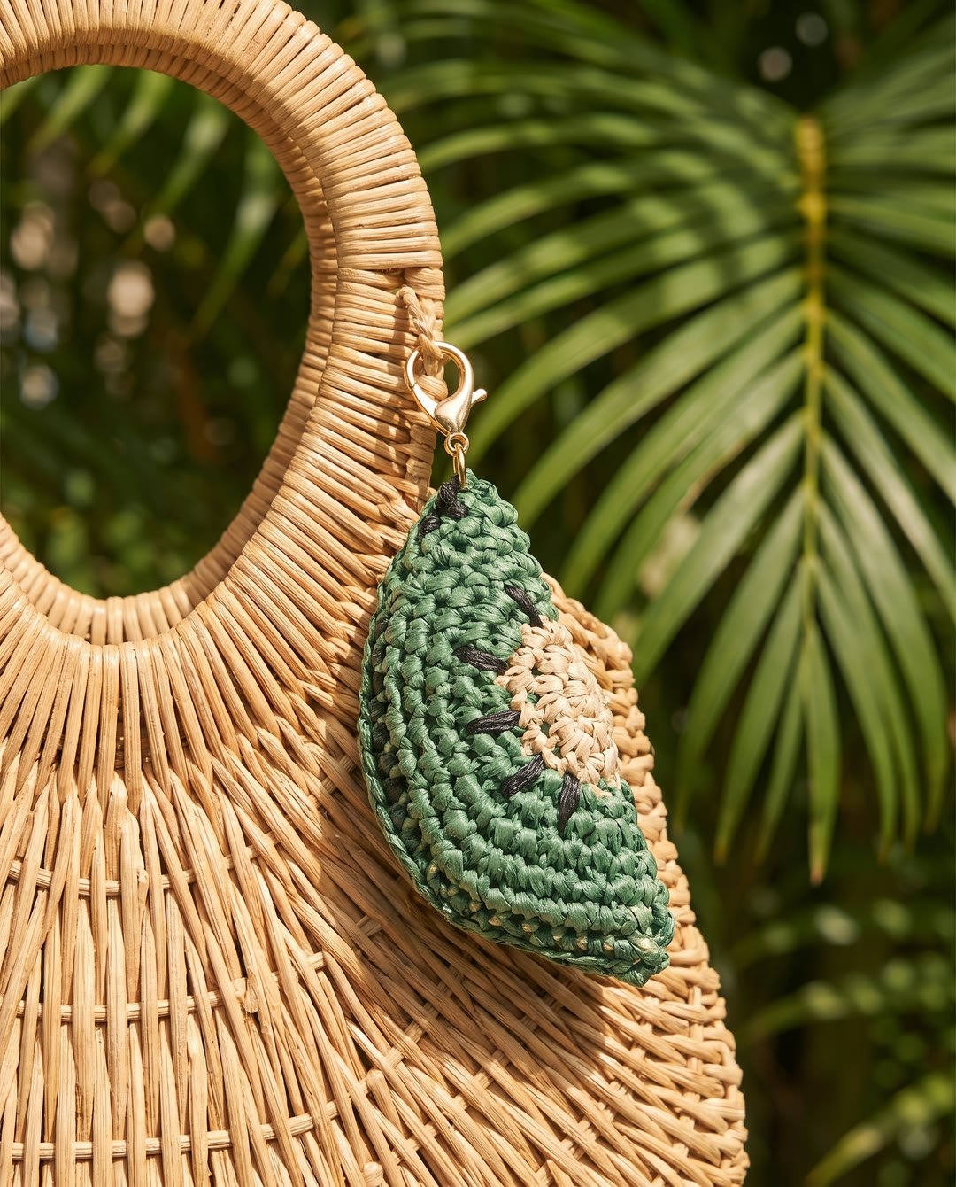 Charm kiwi en raphia YZA porté sur un sac