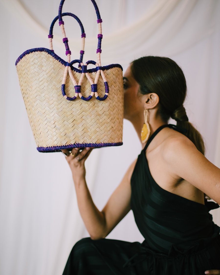 Panier YZA en raphia violet porté près du visage