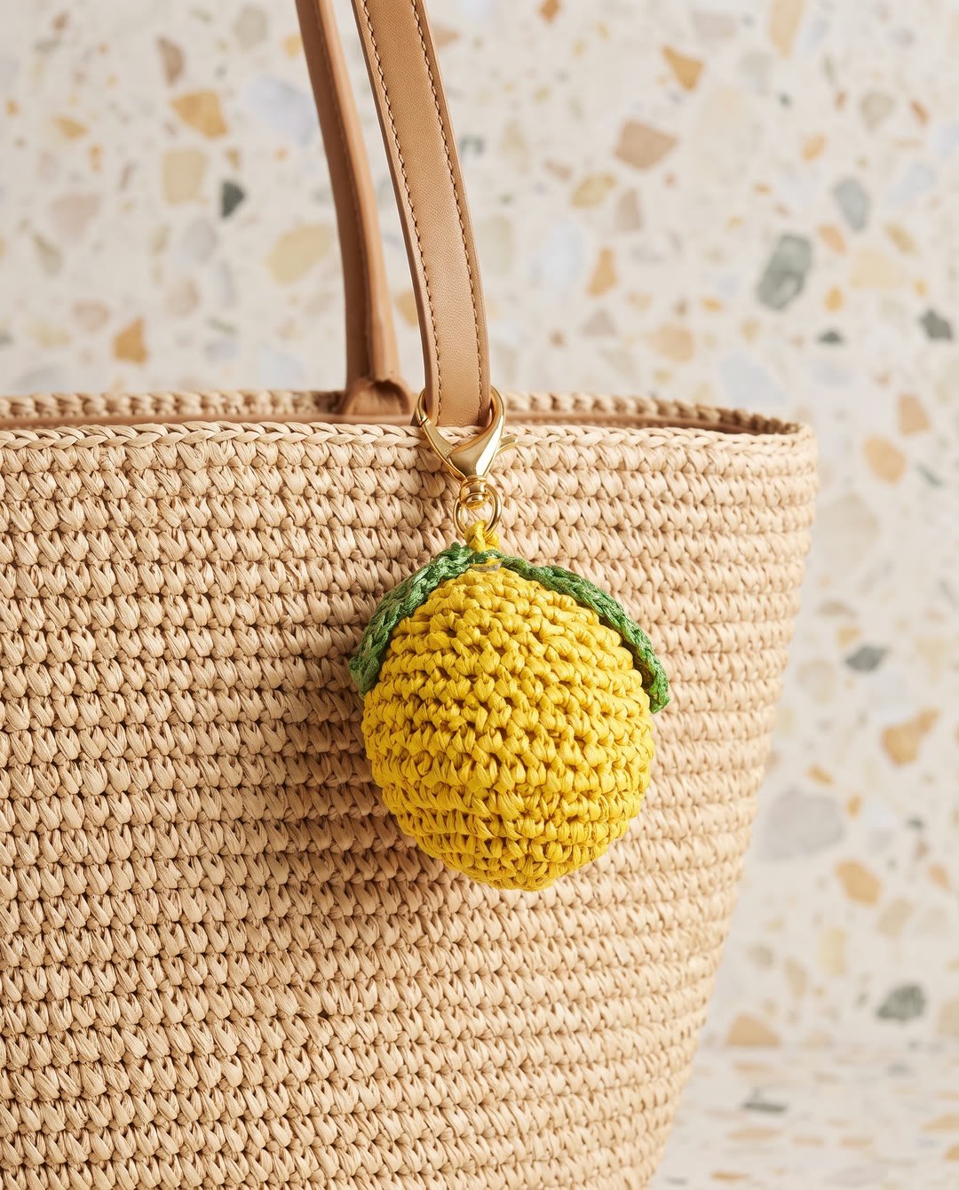 Charm citron entier en raphia YZA porté sur un sac