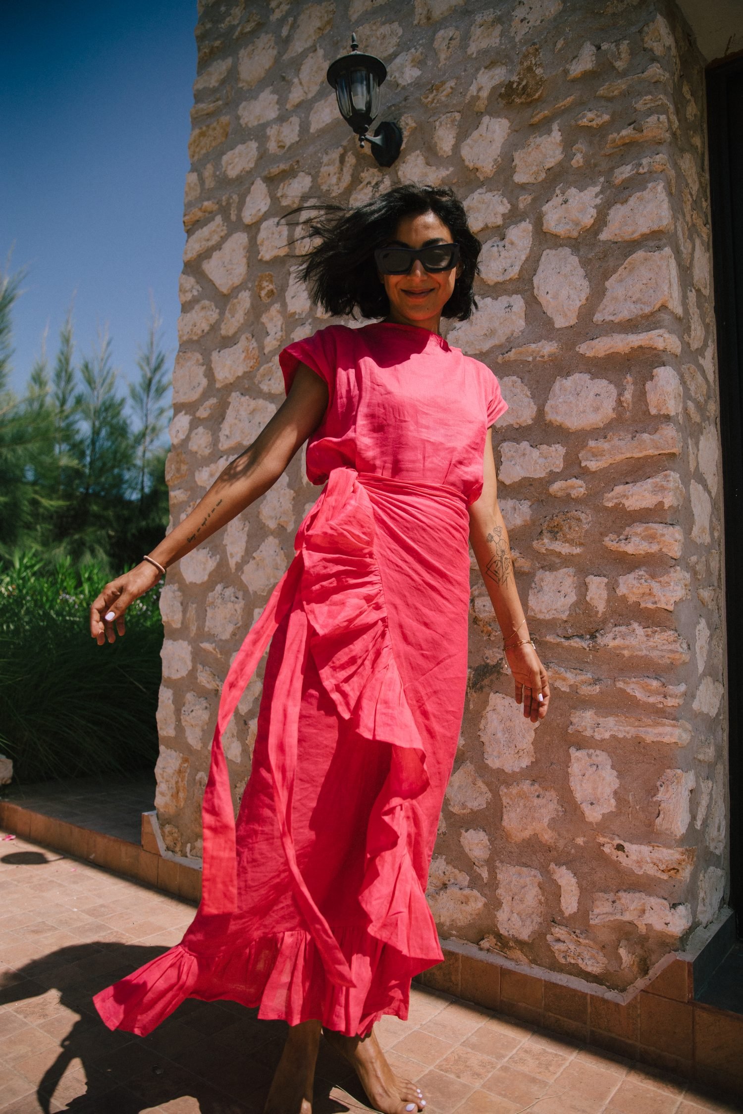 YZA Essaouira — robe rose, arche