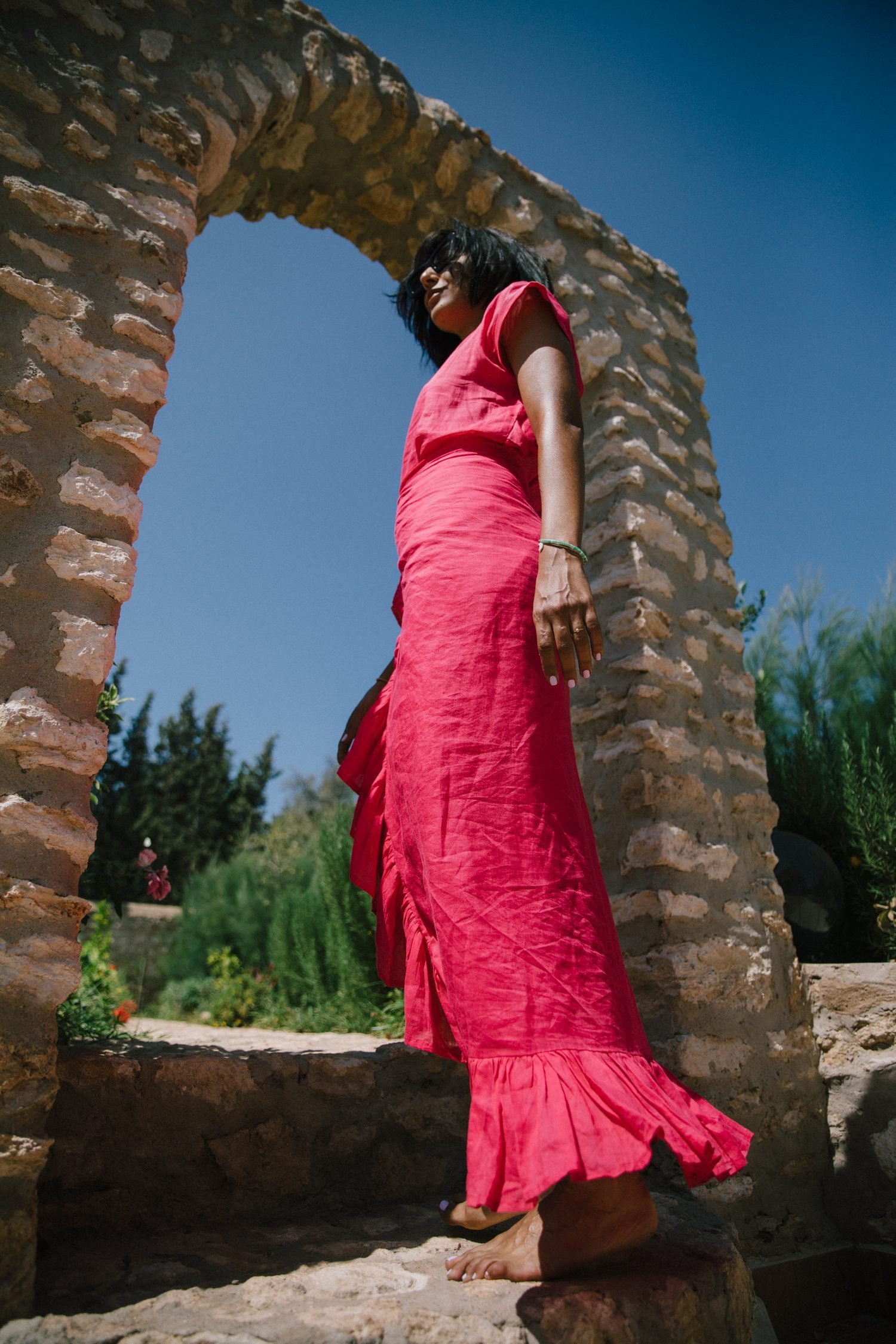 YZA Essaouira — robe rose, mur de pierre