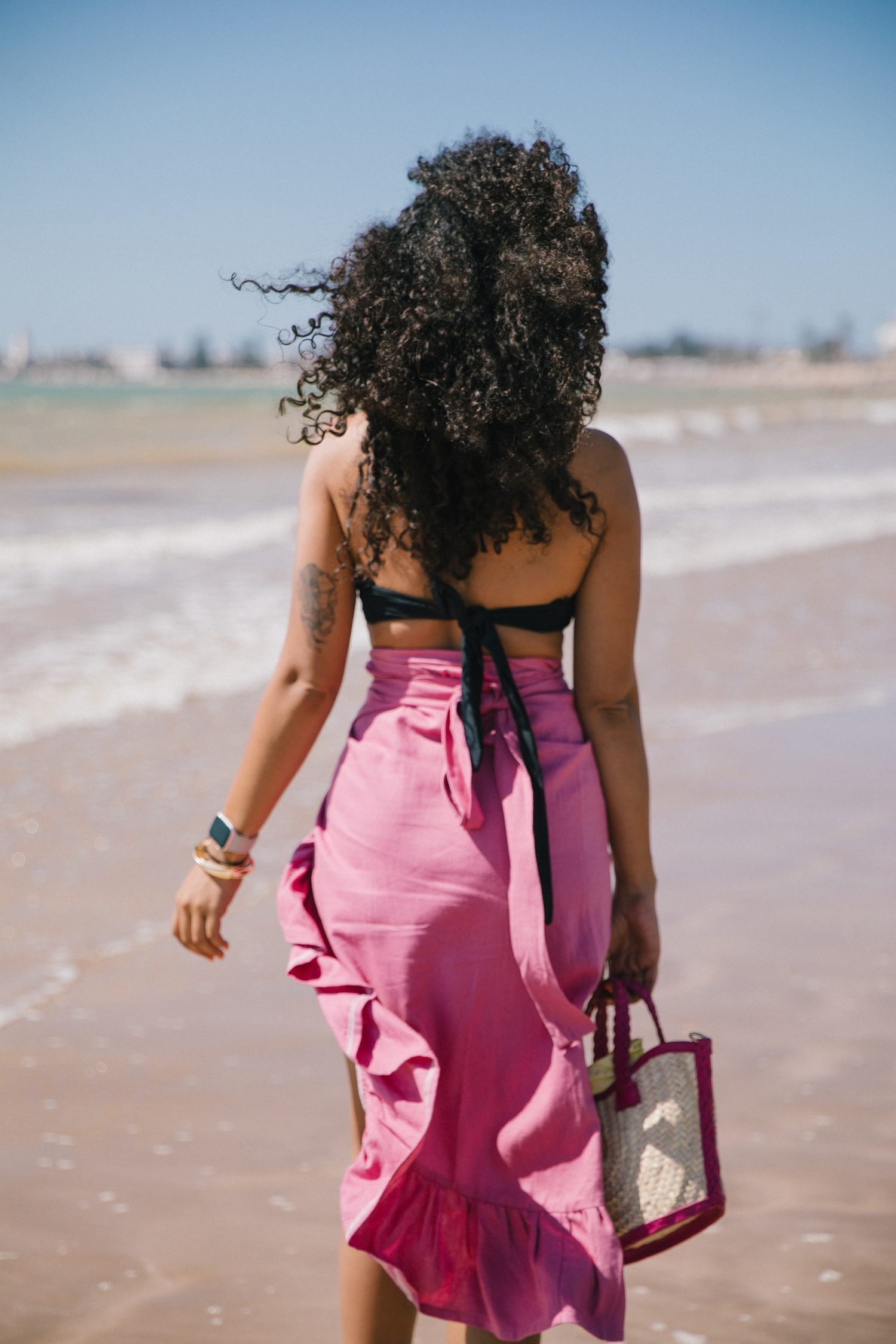 YZA Essaouira — robe rose au bord de mer