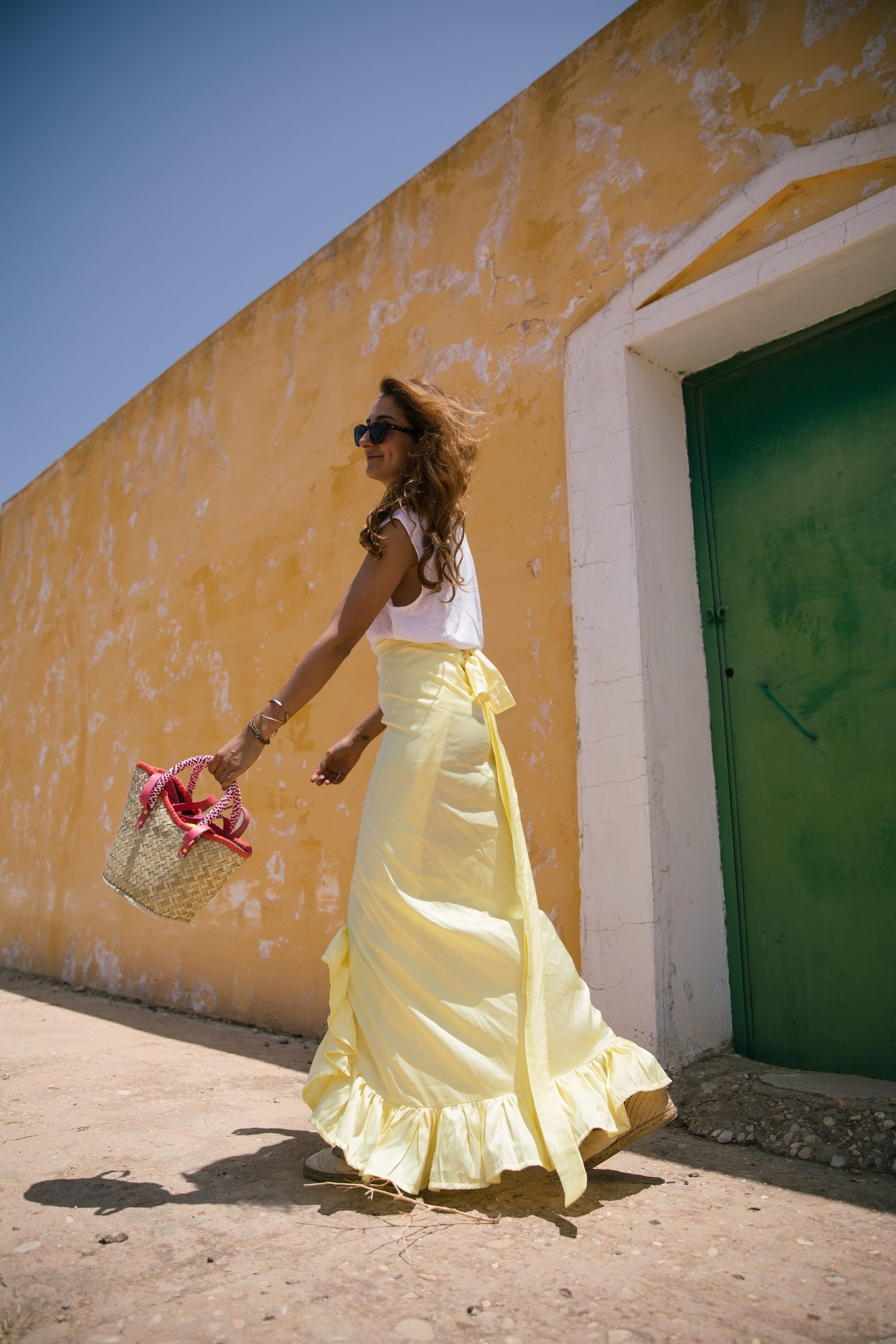 YZA Essaouira — robe jaune, porte bleue