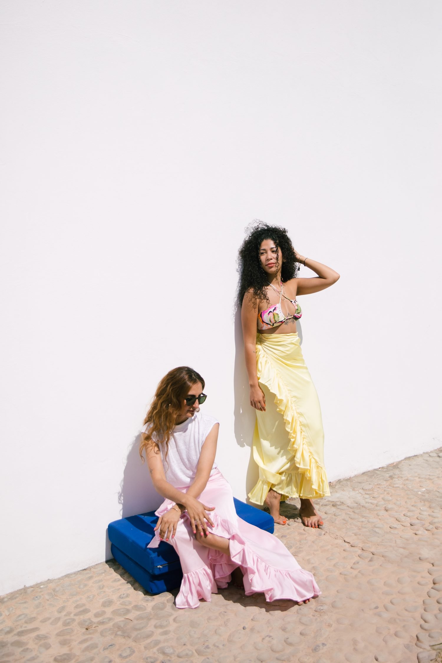 YZA Essaouira — robe jaune assise