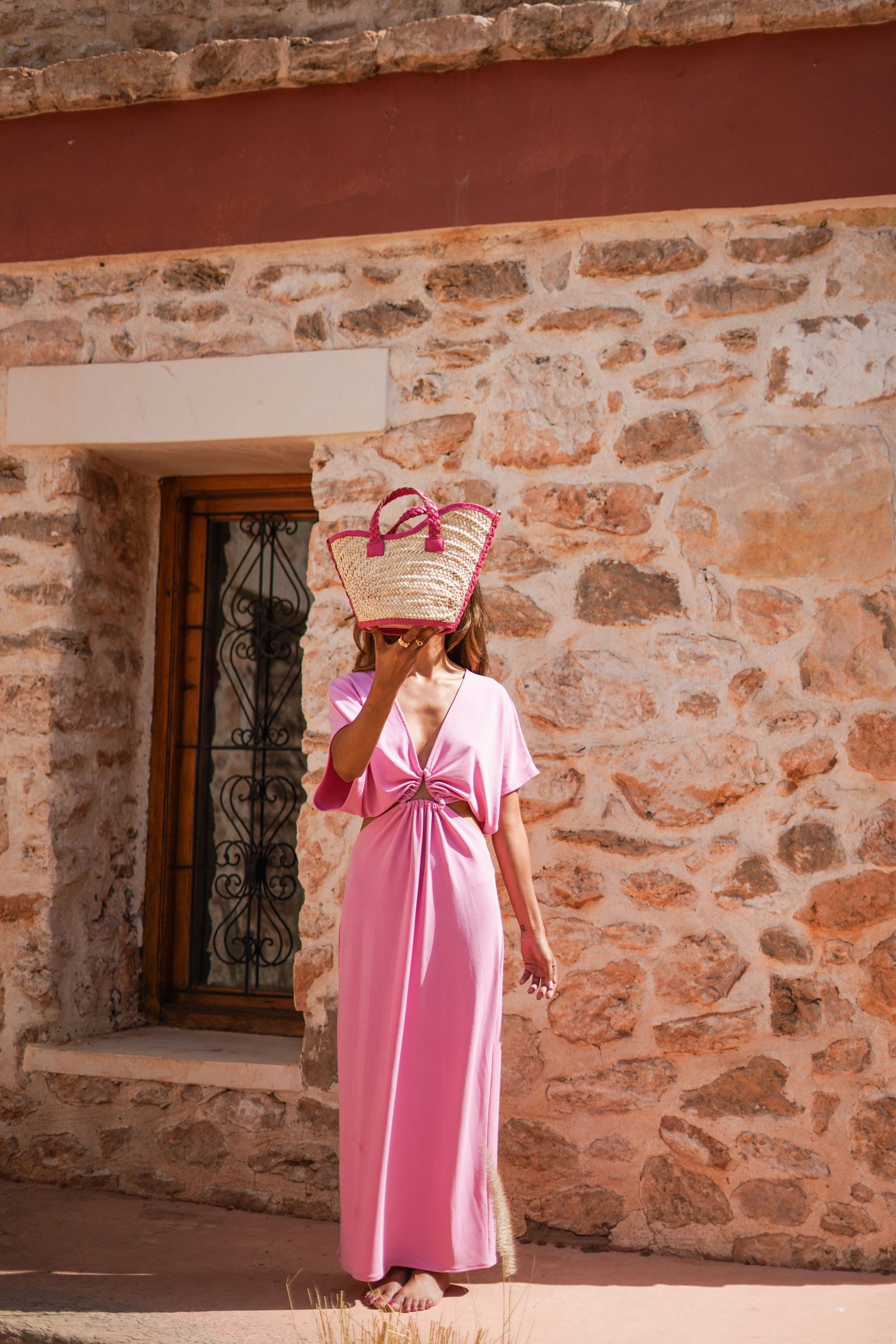 YZA à Sidi Kawki — robe rose, mur terracotta