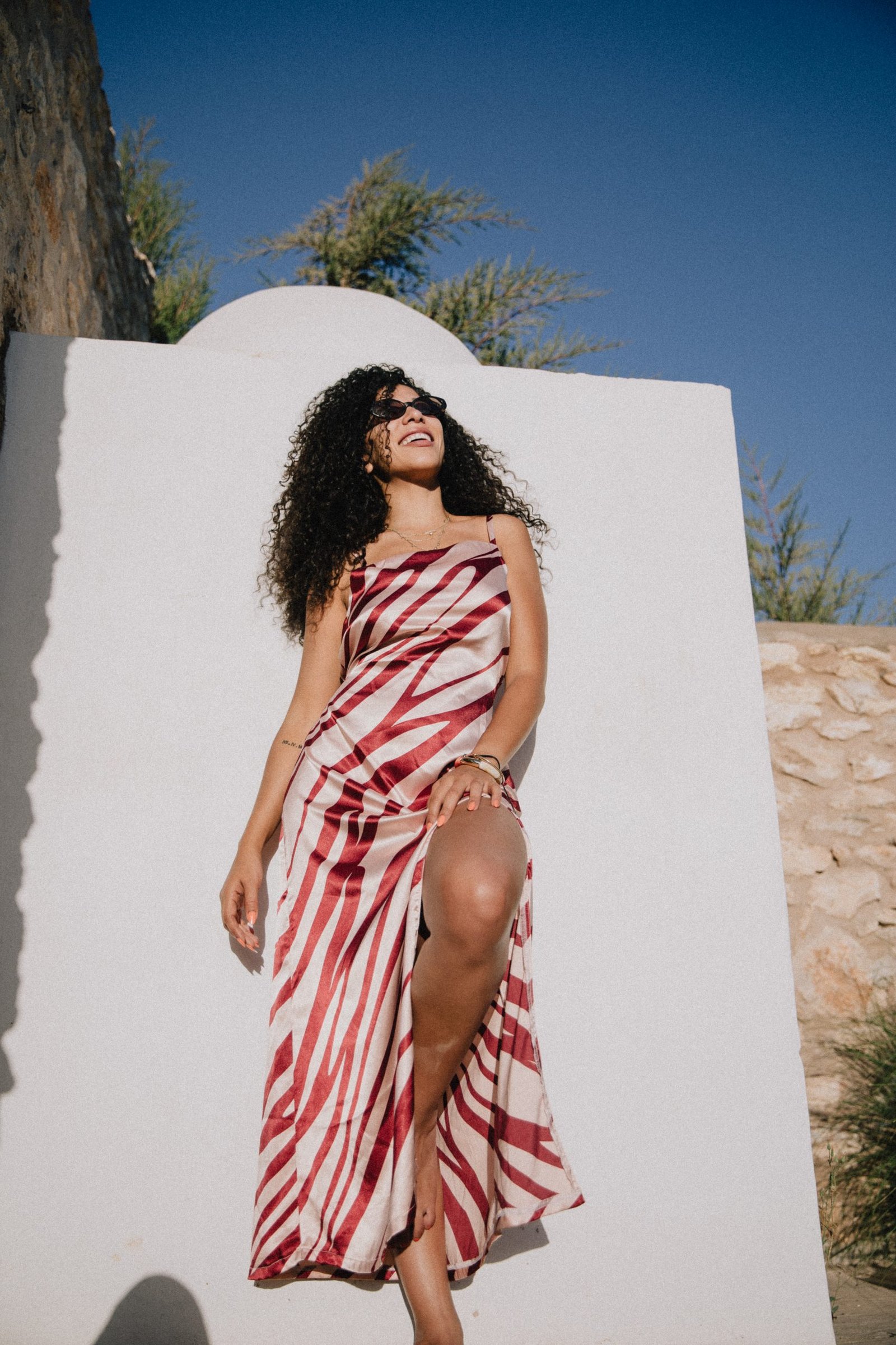 YZA Sidi Kawki — robe rouge assise