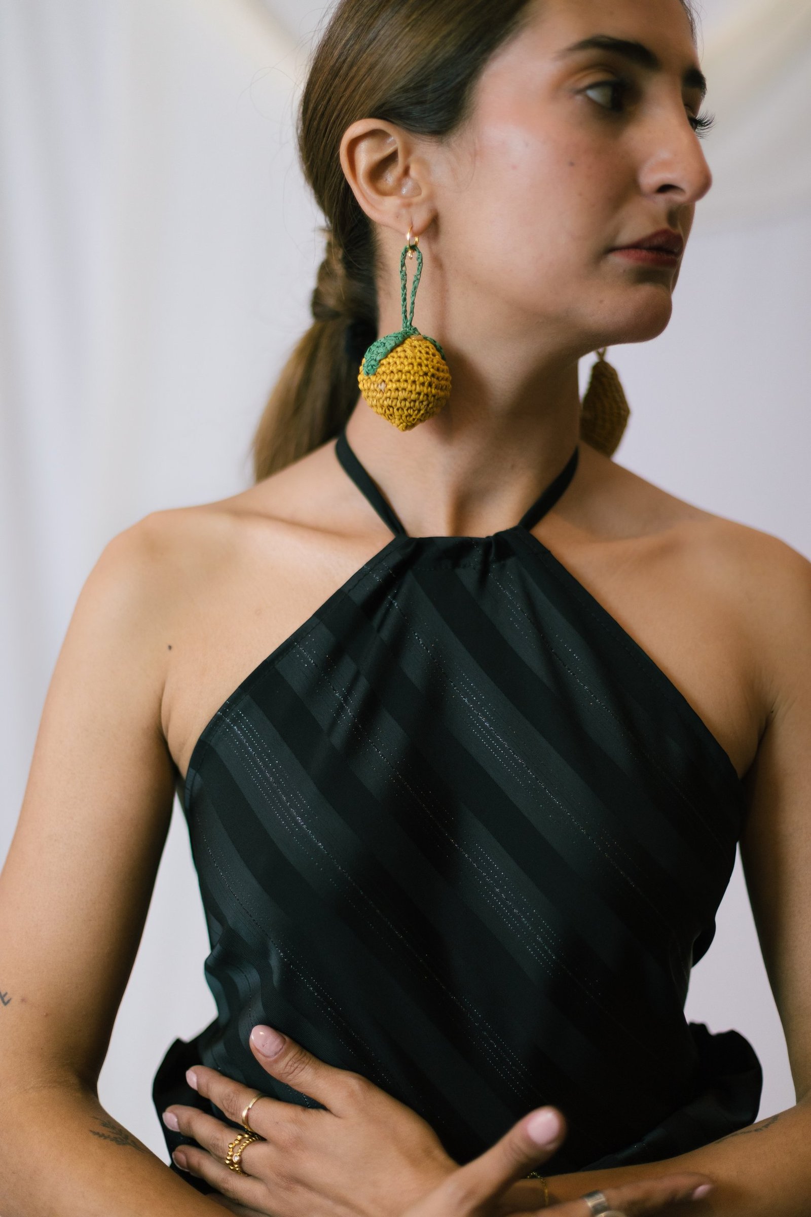 Boucles et colliers fruits YZA SS26 en raphia