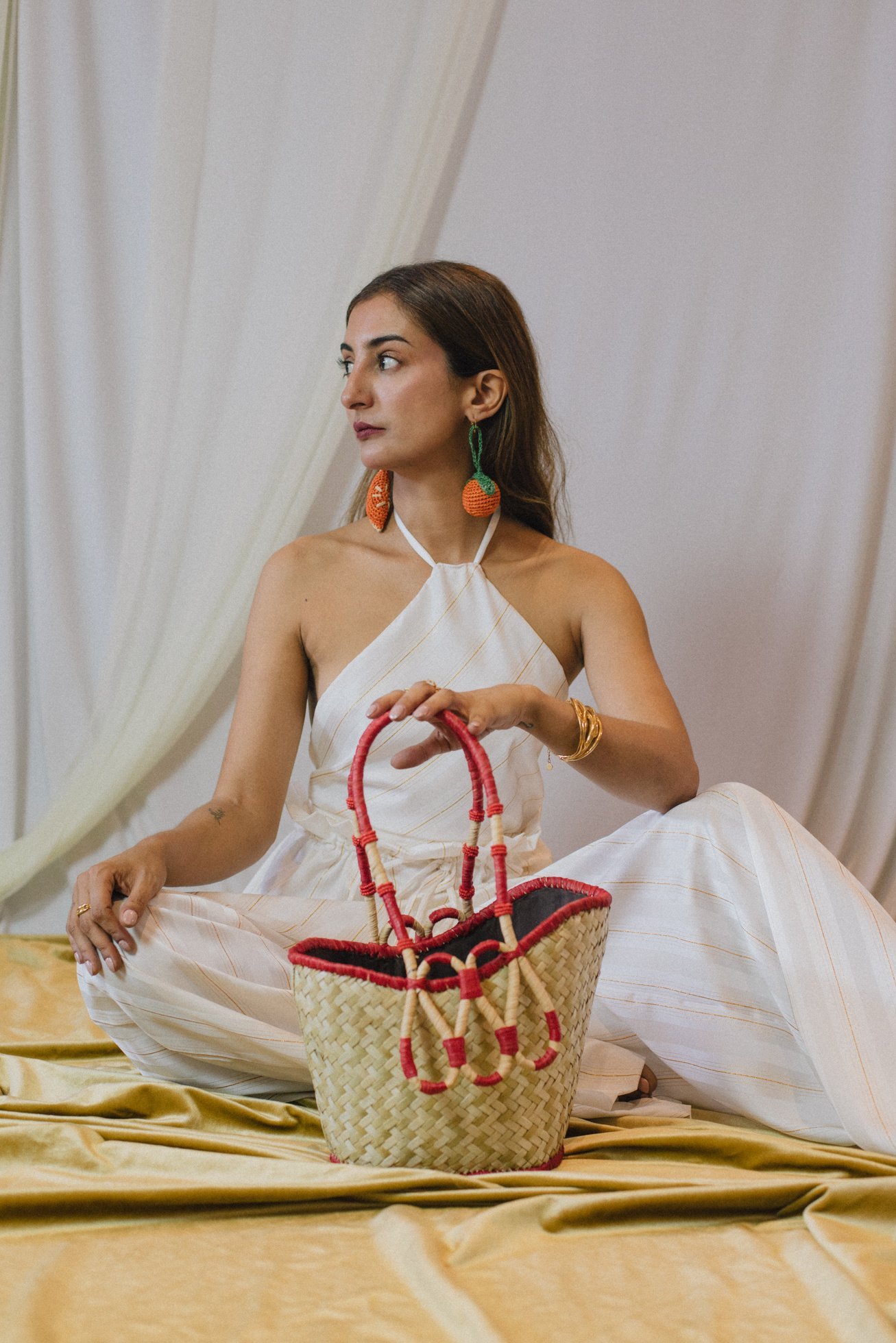 Le sac panier La Sculpture rouge YZA en raphia, tressé main à Marrakech