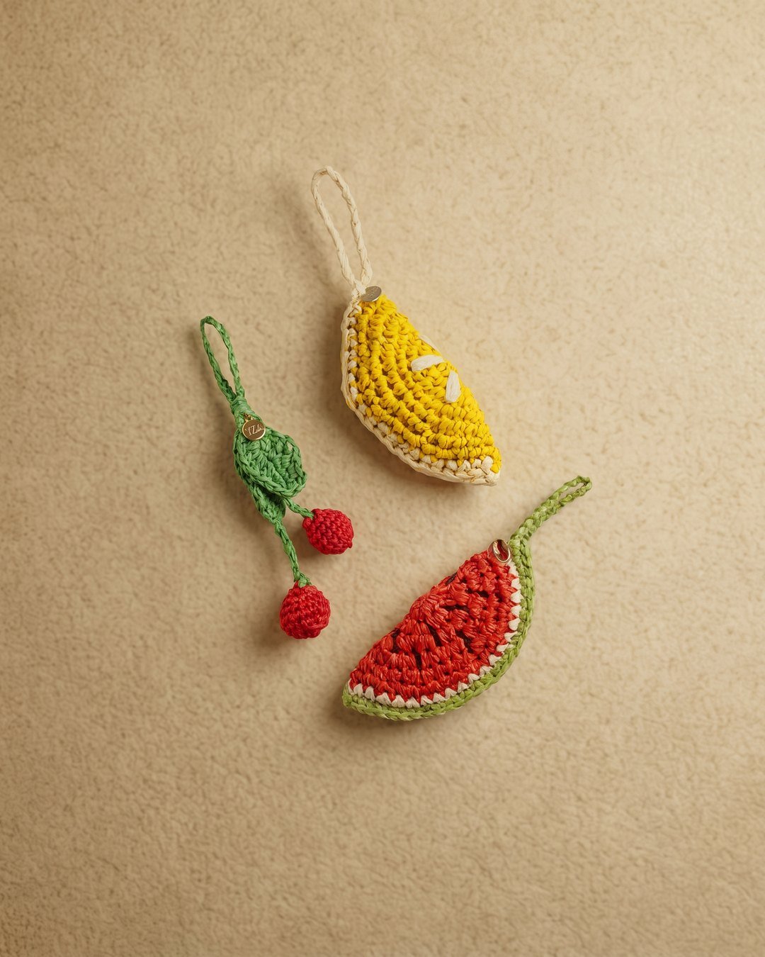 Les Fruits en Raphia — charms et bijoux crochetés à la main