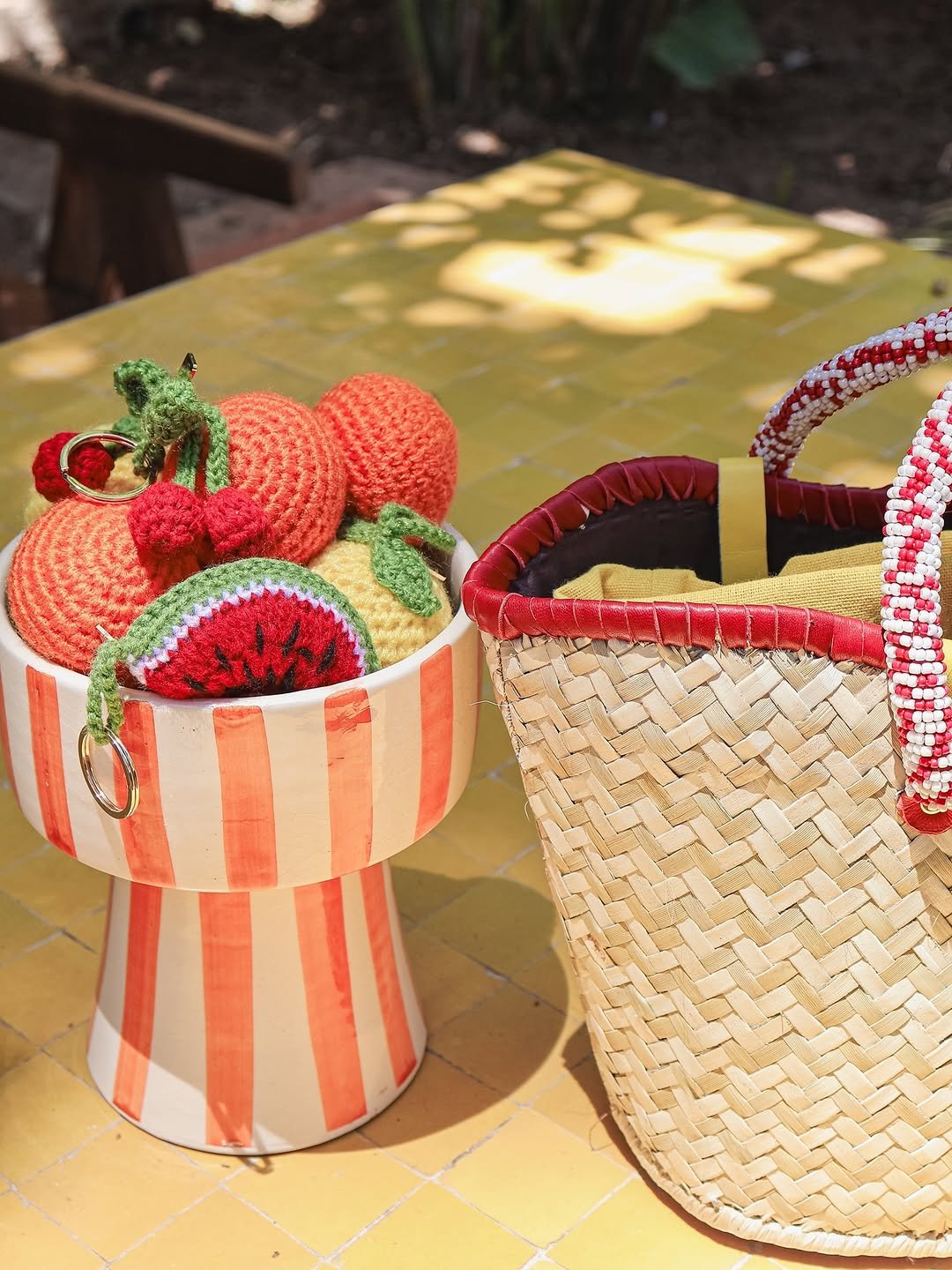 Charms fruits en raphia YZA présentés dans un panier — Le Marché aux Fruits