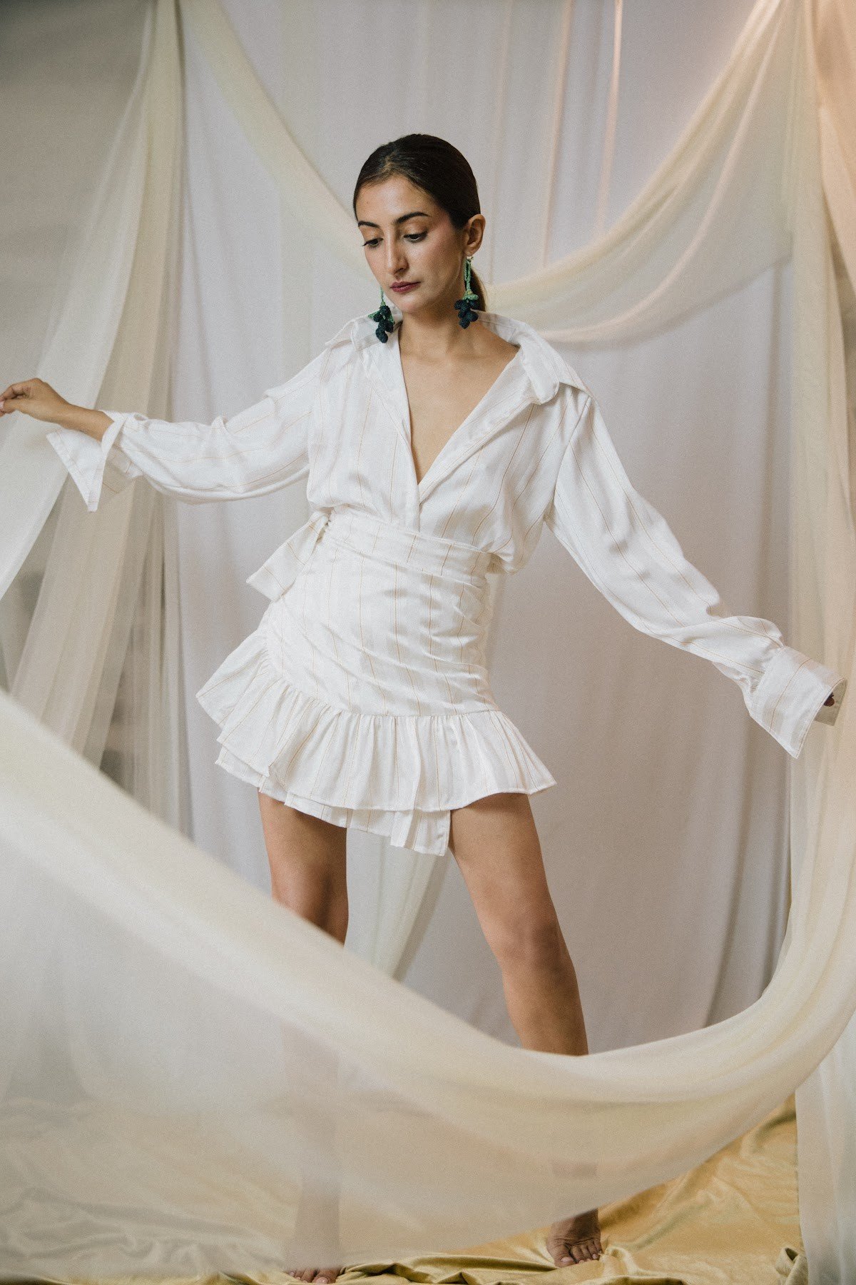 Chemise Jawhara blanche portée, avec ses manches volantées