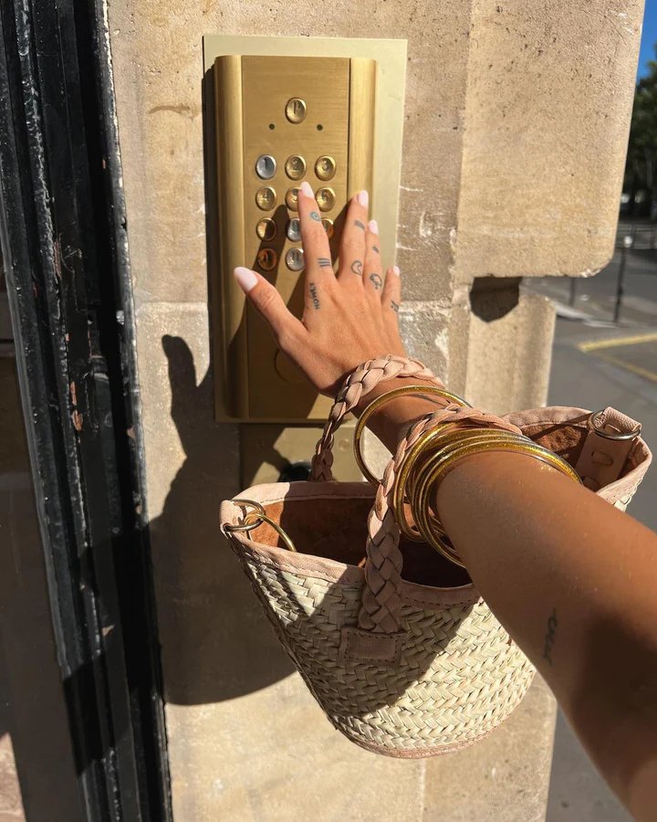 Une YZA Girl portant une pièce de l’atelier, à Marrakech
