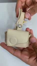 Charger et lire la vidéo dans la visionneuse de la Galerie, Porte AirPods en cuir “La Vague” – Bag Charm made in Marrakesh
