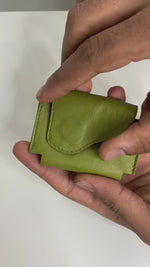 Charger et lire la vidéo dans la visionneuse de la Galerie, Porte AirPods en cuir “La Vague” – Bag Charm made in Marrakesh
