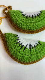 Charger et lire la vidéo dans la visionneuse de la Galerie, Porte-clés Kiwi en crochet – Bag Charm handmade in Marrakes
