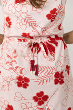 Load image into Gallery viewer, Robe Courte en Lin Ajustable LEÏLALETTE-RED FLOWERS
